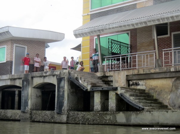 Coming into Kukup ferry terminal we had a crowd of curious onlookers.